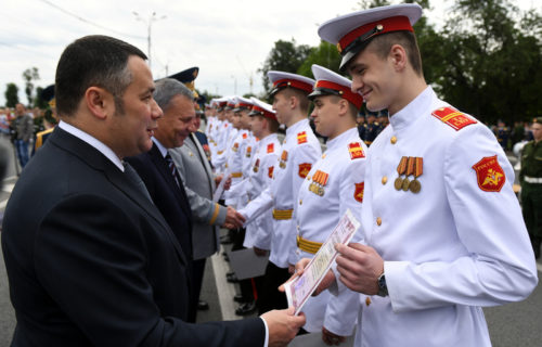 Губернатор Игорь Руденя принял участие в торжественном мероприятии по случаю выпуска суворовцев и офицеров академии ВКО