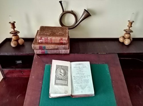 «На книге каждое пятно - немой свидетель о заслуге»