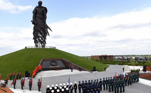 Президент России Владимир Путин открыл в Тверской области Ржевский мемориал Советскому солдату