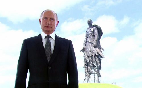Владимир Путин обратился к гражданам России на фоне Ржевского мемориала Советскому солдату