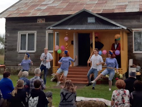 Гурьевцы отметили праздник… на сеновале!