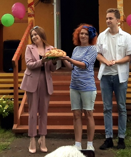 Гурьевцы отметили праздник… на сеновале!