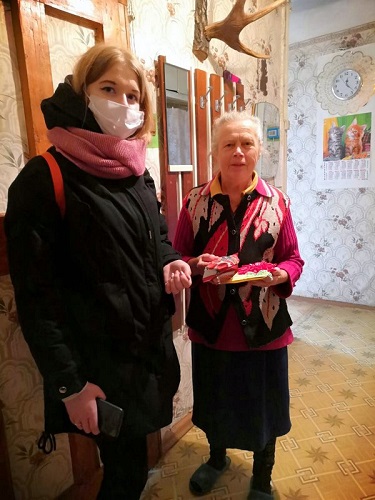 Волонтёры Старицкой средней школы подарили пожилым людям тепло своей души
