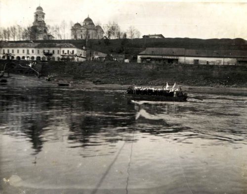 Работники больницы плывут на демонстрацию. 1 мая 1937 года. Старица - порт пяти морей