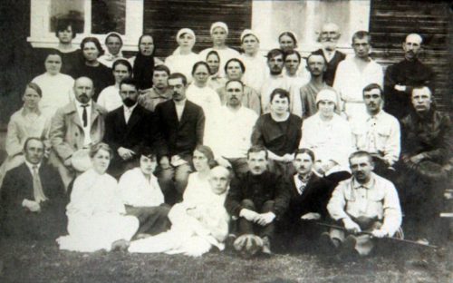 Коллектив больнцы, 1923 год, во втором ряду И.И.Пенкин, И.Д.Щукин,В.И. Розов Светлые лица Старицкой больницы