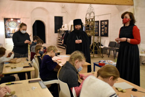 В Свято-Успенском монастыре прошёл мастер-класс по викторианской ёлочной игрушке