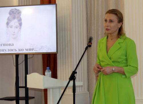 Знаешь, где-то там вдали, в светлом серпантинном зале молча встала Натали с удивленными глазами…