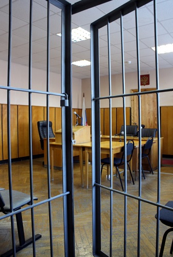 Суд отменил условное осуждение и направил осужденного в колонию-поселение для отбывания наказания