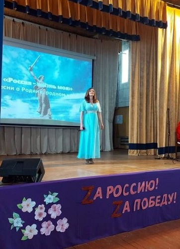 К подвигам героев песней прикоснись!