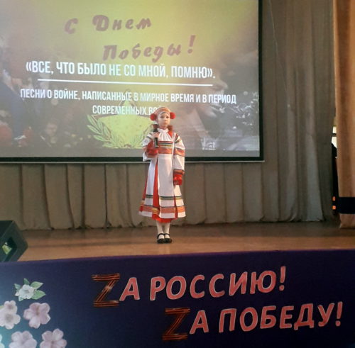 К подвигам героев песней прикоснись!