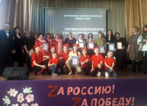 К подвигам героев песней прикоснись!