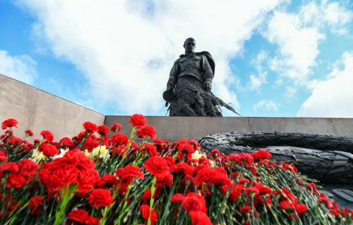В Тверской области торжества в честь Дня Победы начались у Ржевского мемориала Советскому солдату