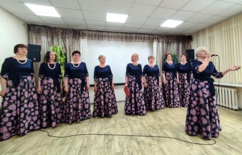 Поддержали песнями