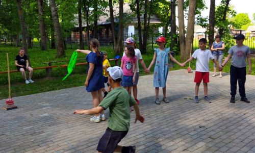 В Луковникове ребята окунулись в мир русских народных игр