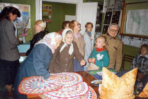 Дом пионеров, 1997 год. На празднике улицы. Изделия местных рукодельниц