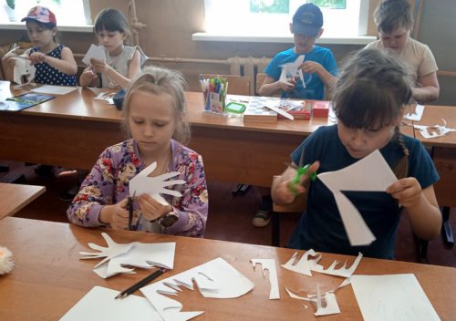 Также все отряды приняли активное участие в акции «Окна России». Ребята украсили окна школы к празднику, организовали выставку рисунков «Я горжусь тобой, Россия».