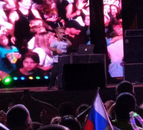 Лихо подхватил музыкальную эстафету DJ BO (г. Санкт-Петербург).  Дискотека продолжается! Старица зажигает!  Вот именно такой «зажигалки» нам и не хватало, чтобы добавить в этот праздничный день драйва! Соб. инф.