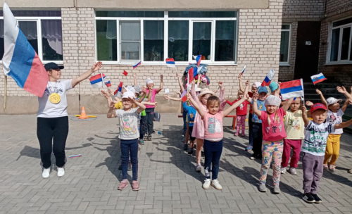 Славься, наш российский флаг!