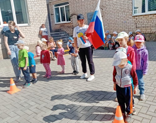 Славься, наш российский флаг!