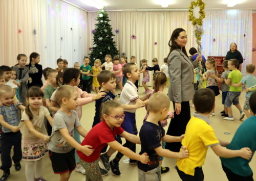 Музыкальный святочный подарок получили ребята из «Карамельки»