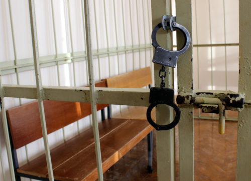 Суд арестовал двоих подозреваемых в совершении покушения на незаконный сбыт наркотических средств
