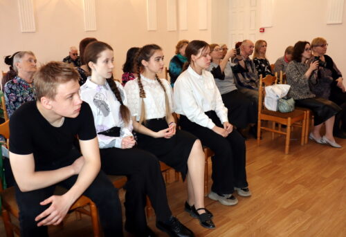 И летел над Россиею шитый золотом Спас…