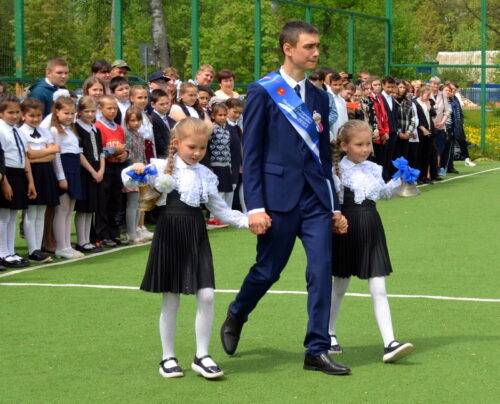 В Луковникове провожали школьное детство