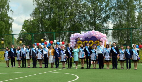 В Луковникове провожали школьное детство