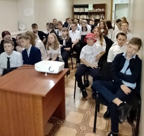 Распахнула школа двери для своих учеников