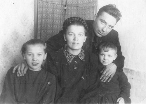 Ильины с детьми Людой и Сашей, 1957 год