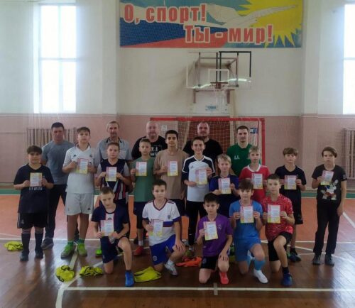 Может он в футбол играть!