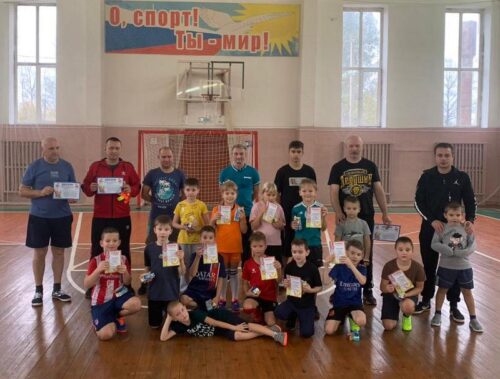 Может он в футбол играть!