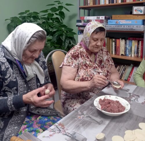 Ветераны перед праздниками лепили пельмени