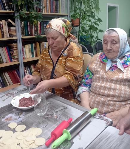 Ветераны перед праздниками лепили пельмени