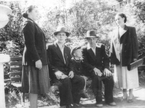общая фотография в Ленинграде, дата съёмки 1957 год. Слева направо: Смирновы Мария Ивановна и Матвей Иванович (мои бабушка и дедушка) и Смирновы Леонид Алексеевич (ребёнок), Алексей Иванович и Серафима Александровна. Семейный архив. Фотографий первой семьи Матвея Ивановича, погибшей в блокаду, не сохранилось