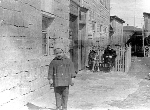 Во дворе дома № 21. Бабушка Копьева Анна Ивановна с внучками Таней и Людой, 60-е годы