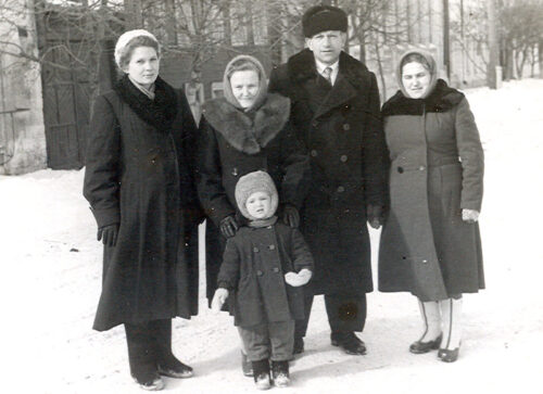 Ильины Виктор Иванович и Аантонина Ивановна, Кубрак Нина Алексеевна, Копьева Тамара Алексеевна с дочкой Людой. 1964 год