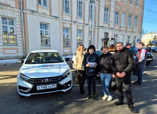 Губернатор Игорь Руденя передал муниципалитетам Тверской области новые машины скорой помощи и социальный транспорт, а также автомобили многодетным семьям Верхневолжья