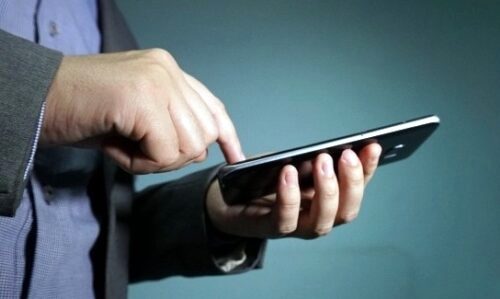 За сутки ложные представители сотового оператора под предлогом продления договора услуг связи обманули 10 жителей Тверской области