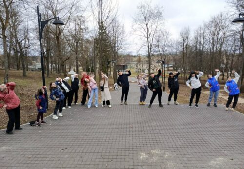 Вместе весело шагать и здоровье добывать!