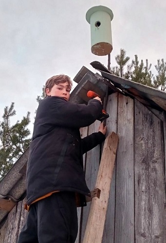 Каждому скворцу по дворцу, а синичке по светличке!