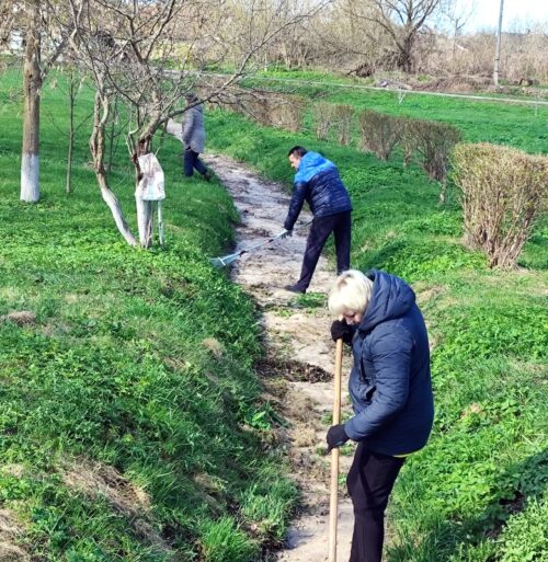 Старица избавляется от мусора