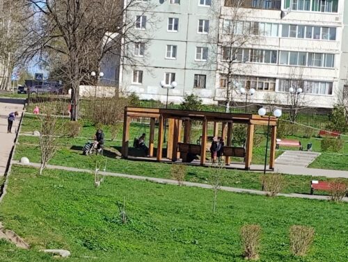 Старица избавляется от мусора