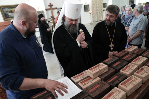 Митрополит Амвросий совершил вечерню с акафистом святителю Николаю Чудотворцу в Никольском приделе восстанавливаемой Преображенской церкви в Старице