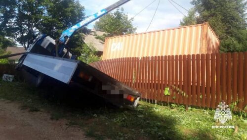 Мужчине придавило стопы балкой от манипулятора