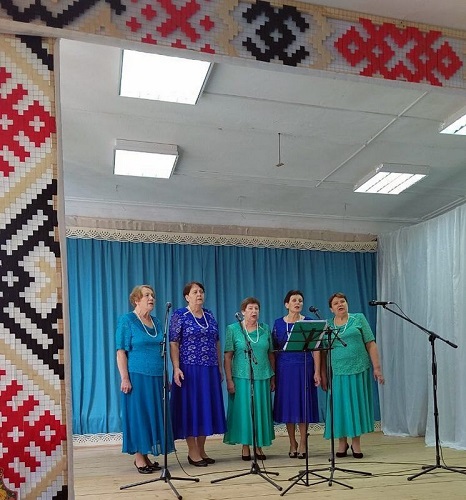 А в сердце молодость поёт!
