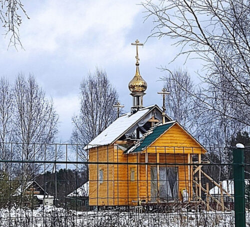 На новом храме в селе Броды Старицкого округа установлены купола и кресты