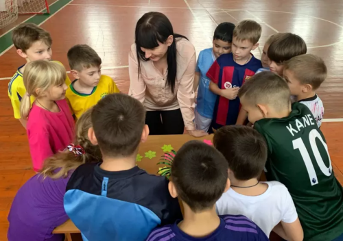 Юные спортсмены поздравляют любимых мам