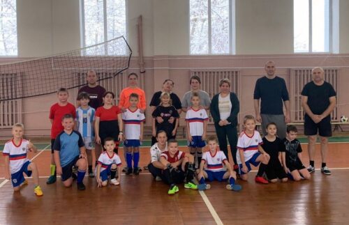 Юные спортсмены поздравляют любимых мам