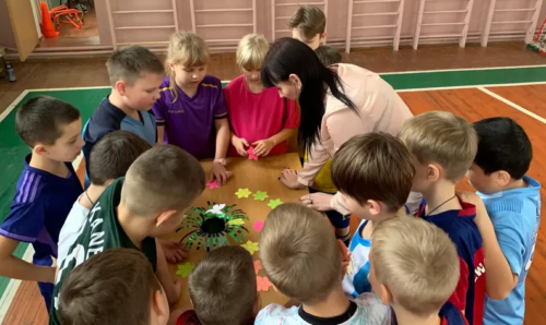 Юные спортсмены поздравляют любимых мам